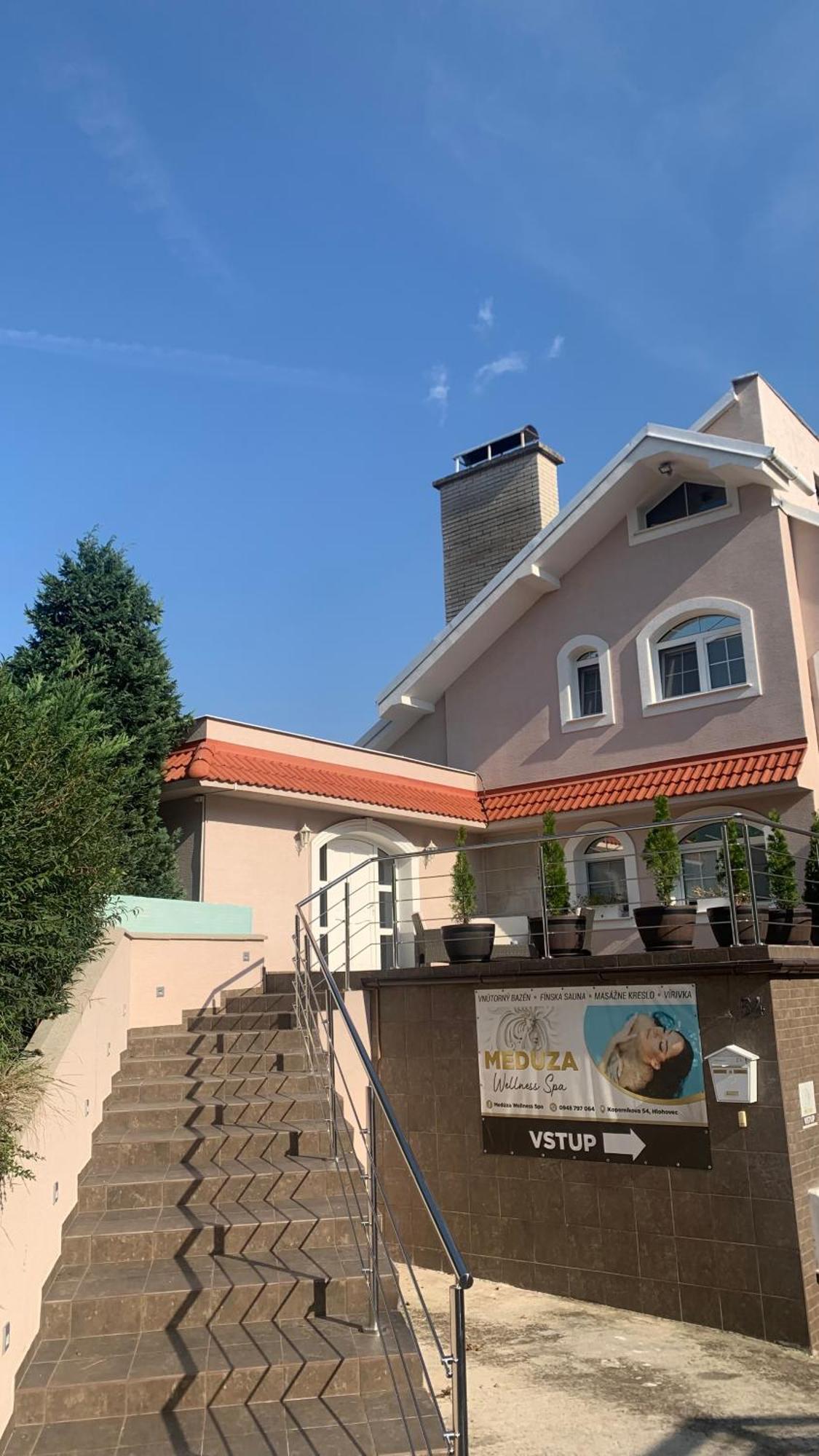 Meduza Wellness Spa S Ubytovanim Hlohovec Exterior foto